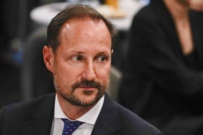 Kronprins Haakon stepper inn