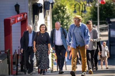 Slapp av, han skremmer oss
