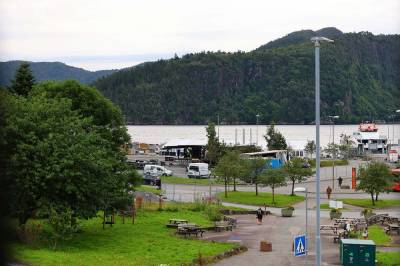 Skya under solfor­mørkinga, blanda drops for festivalveret