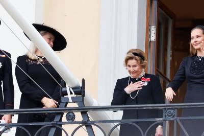 Kongefamilien hilste folket fra slottsbalkongen