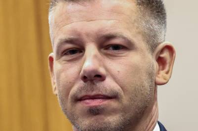 Kampen om å rydde opp etter Orban hardner til. Kjemper for å avsette presidenten.