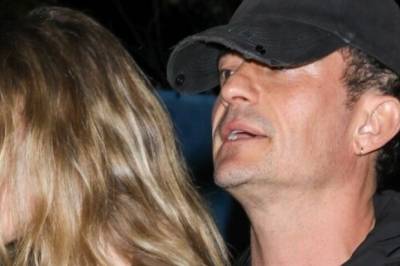 Het flørt med ung modell