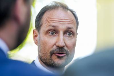 DIREKTE: Kronprins Haakon taler på slottet