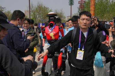 Utrolig syn: Folk strømmet til robotløp