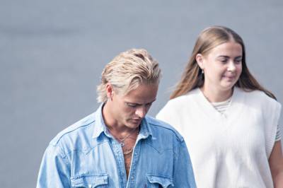 Avbildet på vei ut
