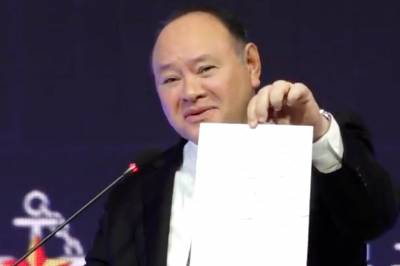 Han fikk en lapp på scenen. Tiraden som fulgte kan skape hodepine for Xi Jinping.