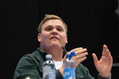 – Folks meninger er ikke alltid lette å like. Men skal vi stenge dem ute?