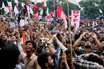 Indias utdanningsminister går av etter massive «kakerlakkprotester»