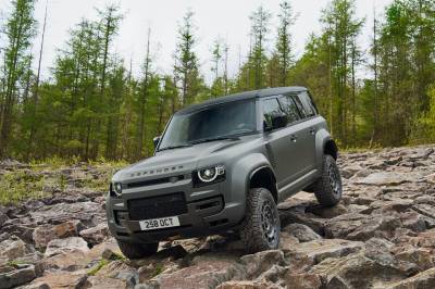 Luksuriøs, lynrask, tøff og dyr: Land Rover Defender Octa er kanskje den beste terrengbilen.