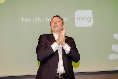 Partileder Arild Hermstad i MDG snakker til landsmøtet