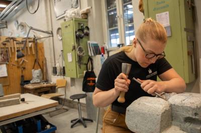 Bruker millioner på å lære folk steingammelt yrke