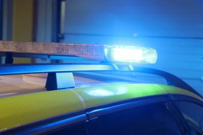 Bilfører kjørte inn i veranda og stakk av