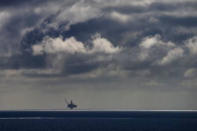 Oljeprisen faller kraftig etter Trumps våpenhvilemelding