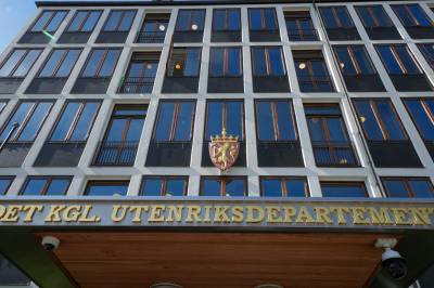 Tidligere UD-ansatt om millionstøtte til Rød-Larsens tankesmie: – Fikk beskjed ovenfra