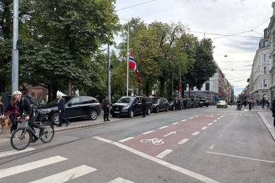 Kongefamilien er i Oslo domkirke