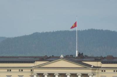 Her senkes flagget