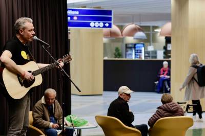 Pasientbiblioteket skal legges ned. Da samlet artister seg til en protestkonsert.