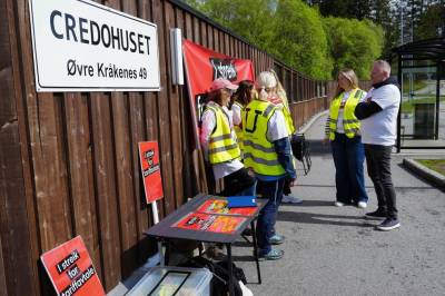 Har streiket siden april – nå ansetter skolen nye lærere