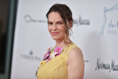 Hilary Swank (52) svarer på gravidkritikk