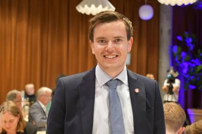 width=device-width, initial-scale=1, viewport-fit=cover