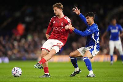 Omstridt VAR-avgjørelse og redninger på strek da Nottingham Forest avga poeng