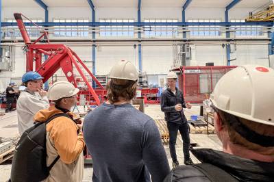 Her krasjer de nye rekkverk for å teste hvor mye gamle broer tåler