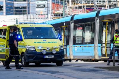 Person var fastklemt under trikken på Jernbanetorget. Frigjort av helsepersonell.