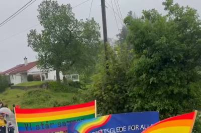 Her går pridetoget gjennom bygda