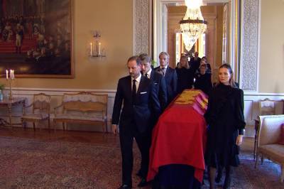 Her bærer kongefamilien kong Harald sin båre