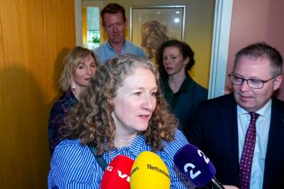 Budsjettpartiene bryter frist - forhandler på overtid