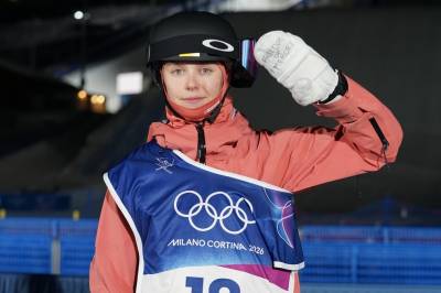 Ukrainsk friski-utøver med støtte til disket skeletonutøver