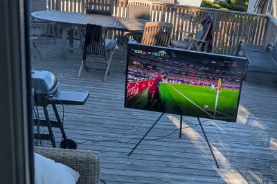 Test av Samsung The Terrace: Den ultimate TV-en til fotballfesten i hagen