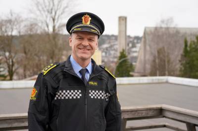 Pågrepet person med kniv på skole: – Rykket ut med store styrker