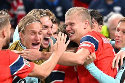 Reaksjoner med Rekdal og intervjuer med spillerne etter kampen mot Danmark