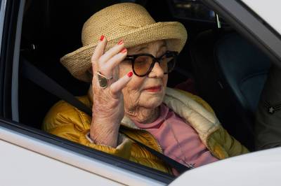 Hun lar bilen stå. Og mener flere eldre bør gjøre det samme.