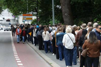 Nesten syv timers kø for defilering