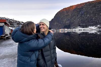 Gravide Thorsnes flyttar til USA: Måtte avklare spørsmålet om barn