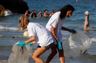 Finner færre plastposer langs kysten i USA etter forbud og avgifter