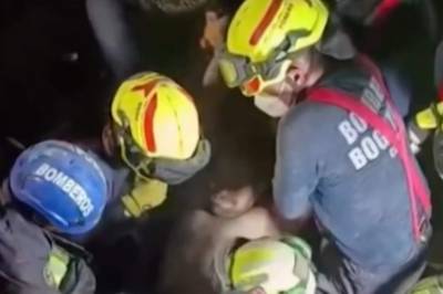 Carlos (35) reddet levende ut av ruinene