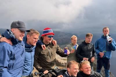 Haakon (23) ble båret til Preikestolen: – Nå kommer tårene her
