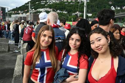Stått over en time i kø: – Vi håper å komme inn
