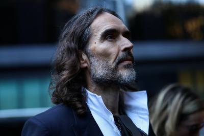 Vender Russell Brand ryggen etter voldtektsanklager