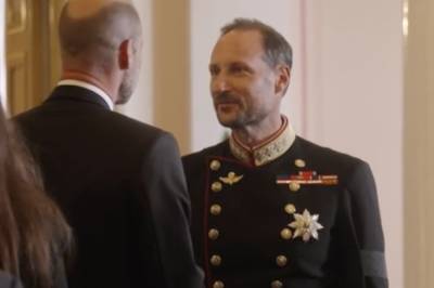 Kong Haakon tar imot prins William