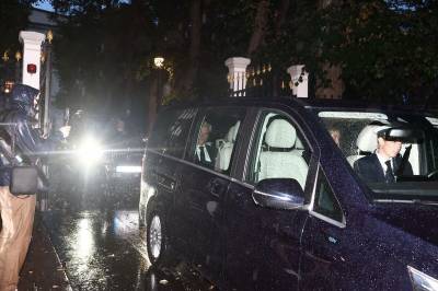 Dronning Mette-Marit og Marius Borg Høiby forlater Slottet
