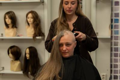 Claudia-Roxane (41) donerer alt håret: – Bare ta det