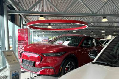 Klart i natt: Utsetter full elbil-moms