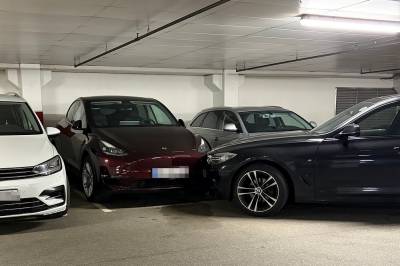 Kolliderte i parkerte biler i p-hus