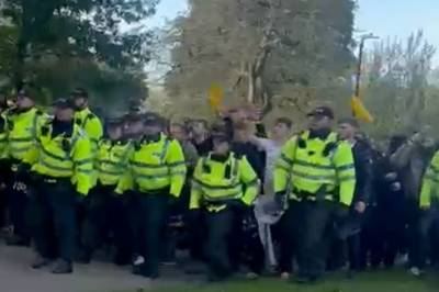 Følges av massiv politieskorte