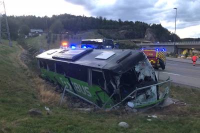 Sjåføren fikk «blackout» på E18. Her endte bussen med 52 passa­sjerer.