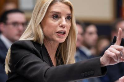 I trøbbel: - Hun må gå